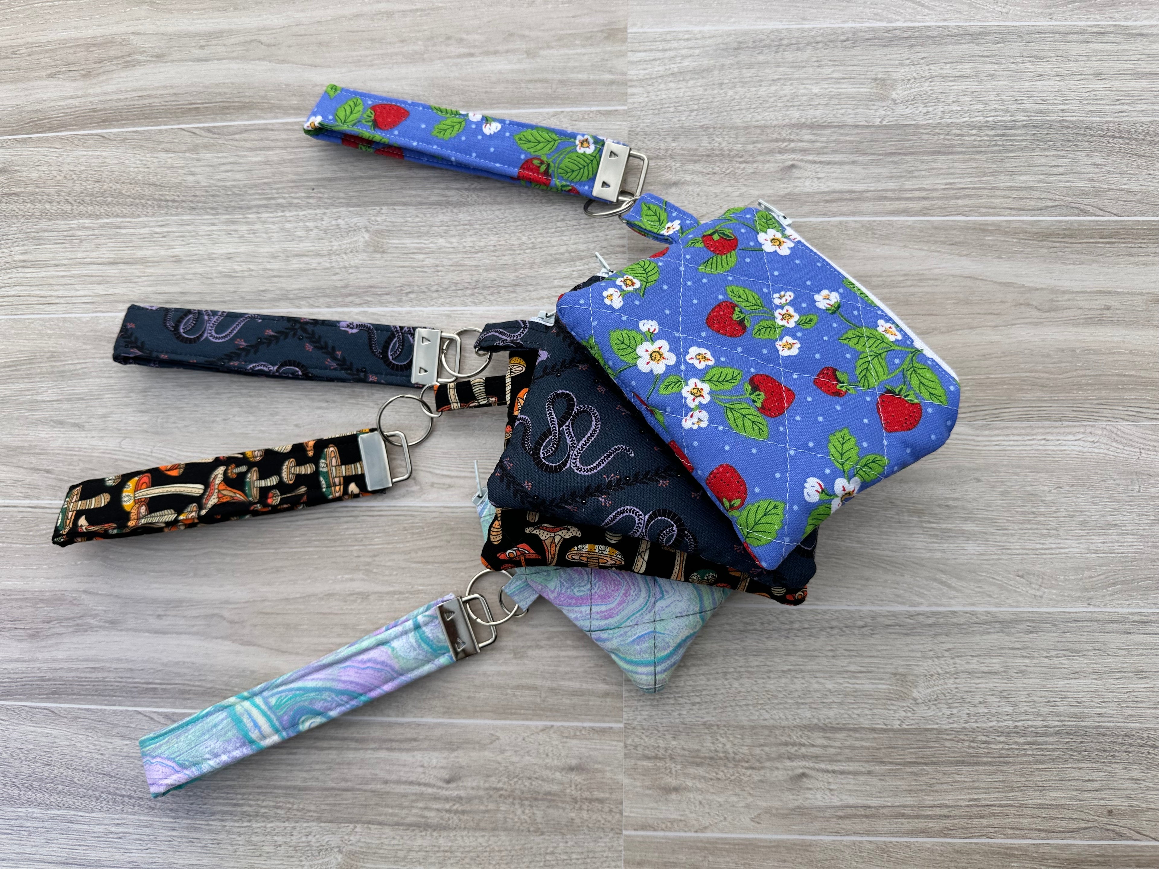 Wallet wristlet